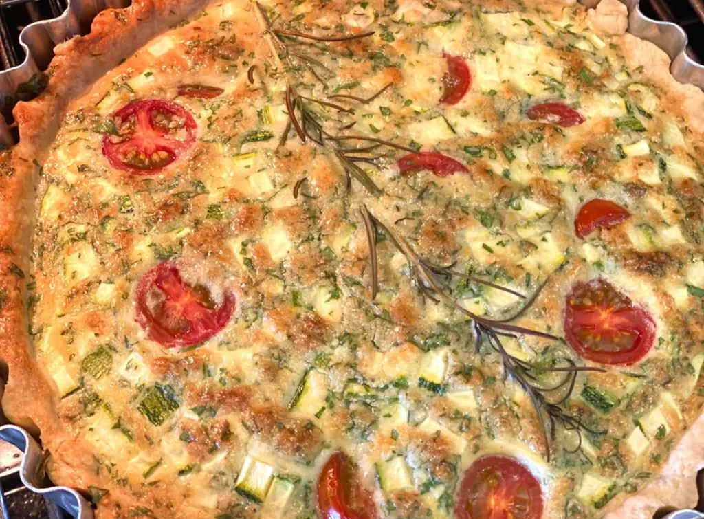 Quiche de abobrinha, tomatinhos e parmesão
