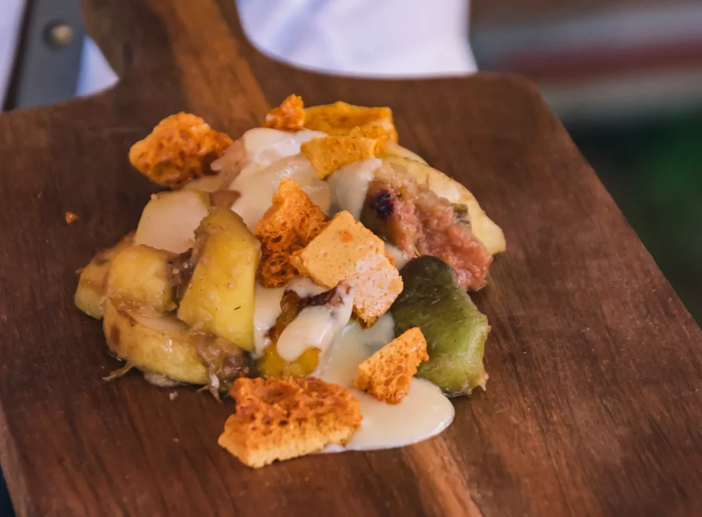 Frutas assadas com anglaise de amêndoas e honeycomb