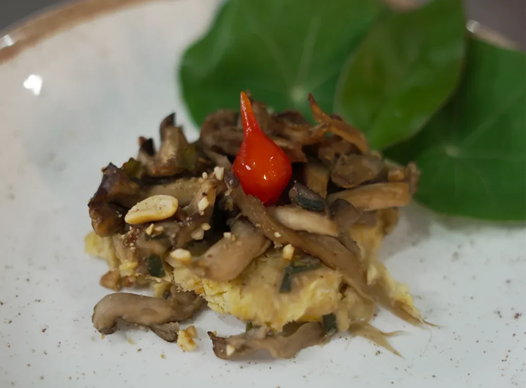 Torta de grão-de-bico com recheio de shimeji e castanhas