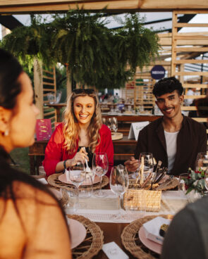 O Taste é feito de sabores, encontros e momentos inesquecíveis. E o Full Experience foi pensado justamente pra quem quer viver tudo isso com muito conforto e exclusividade.  Com um espaço reservado, é ideal pra receber amigos, clientes ou parceiros num clima leve e descontraído – do jeito que só o maior festival gastronômico do […]