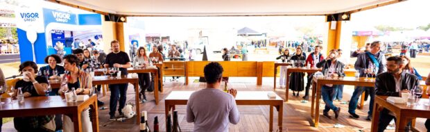 Aulas de harmonização com sommeliers, degustações para matar a vontade e masterclasses de drinks…