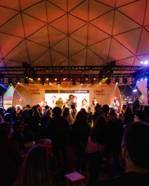 Chegou a hora de conhecer todas as atrações da edição histórica de 10 anos do festival.&nbsp; Do Palco Claro Música às apresentações itinerantes que vão espalhar ritmo e leveza por todo o evento, a programação foi pensada para embalar cada momento com muita energia.  Entre os artistas e bandas que darão um sabor especial ao [&hellip;]