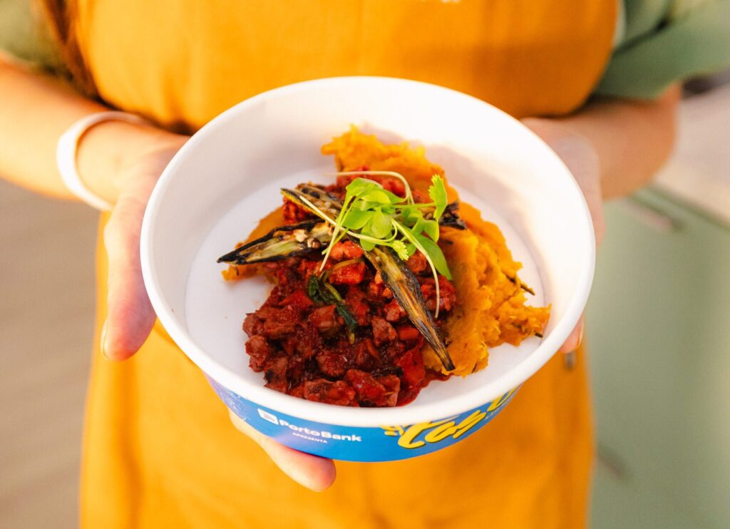 Picadinho de Filé Mignon com Molho de Tomate Orgânico, Purê Rústico de Abóbora e Quiabo Selado