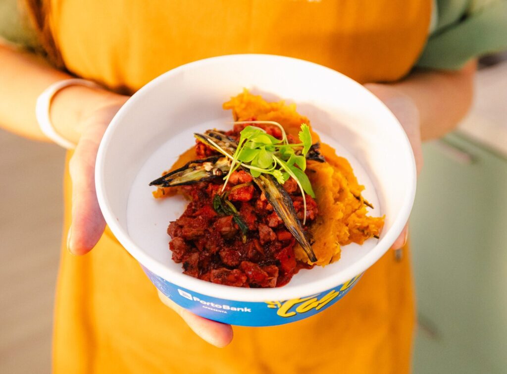 Picadinho de Filé Mignon com Molho de Tomate Orgânico, Purê Rústico de Abóbora e Quiabo Selado