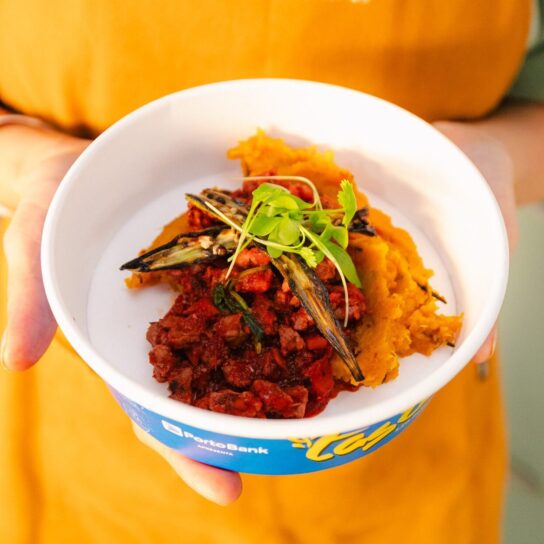 Picadinho de Filé Mignon com Molho de Tomate Orgânico, Purê Rústico de Abóbora e Quiabo Selado