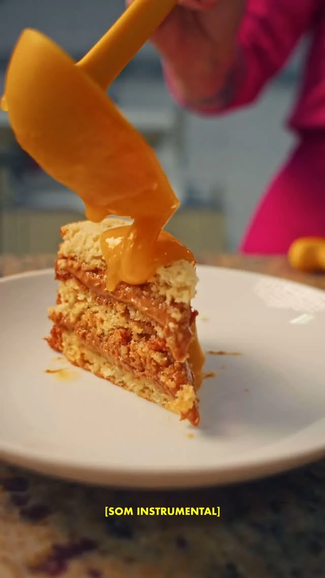 A confeitaria da Carole Crema vai adoçar o Taste São Paulo Festival 2025 com uma seleção dos seus clássicos mais amados! 🍫🍰Prepare-se para provar: mousse de chocolate, cheesecake New York style, bolo de coco gelado, torta de pistache, bolo de amêndoas e o icônico brownie de chocolate.🎟️ O 1º lote já virou! Corra para garantir seu ingresso. Link na bio.#TasteSaoPaulo #CaroleCremaNoTaste #DocesComAfeto #TasteSaoPauloFestival2025#PraTodosVerem: o vídeo mostra Carole Crema na cozinha finalizando uma torta de pistache. Em seguida, close na mousse de chocolate sendo servida, fatias de cheesecake sendo cortadas e o bolo de coco sendo regado lentamente.